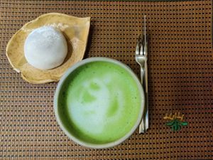 Matcha latte and anko mochi at Interior de Té in Barcelona