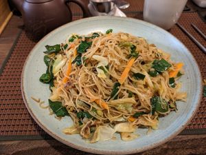 Vegan fried noodles at Interior de Té in Barcelona