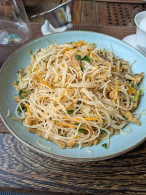 Fried noodles with tofu at Interior de Té in Barcelona