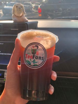 Té rojo con melocotón y perlas de tapioca. Estaba refrescante, un poco dulce    at Tea Fans in Santiago De Los Caballeros