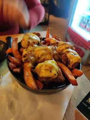 Patate Dolci con Formaggio e Polpettine Veg at Bomber Food in Naples