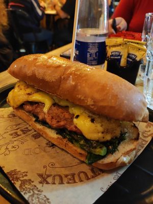 Panino con Salsiccia Veg, Provola Veg e Friarielli at Bomber Food in Naples