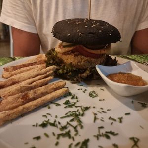 O hamburguer vegan com pão que afinal é de tinta de polvo ou choco! at Bowlavista - Good Greens in Boa Vista