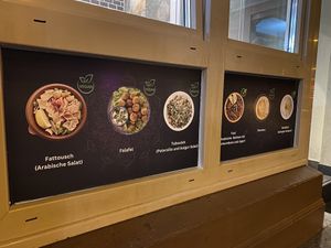 Restaurant von außen (abgebildete Speisen, vegan markiert)  at Amareen  in Frankfurt