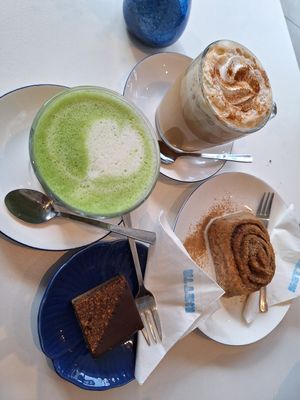 Matcha, pumpkin spice latte, nussecke, cinnamon roll at Metta in Munich