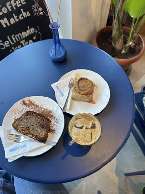 Süßes kleines Café, leckerer Café und kleine Gebäckauswahl   at Metta in Munich