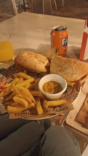 Sausages sandwich with fries at El Parke in Motril