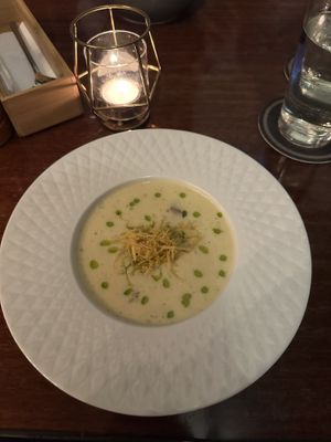 ERDÄPFELCREMESUPPERL
sautierte Kräuterseitlinge / grünes Öl / Erdäpfelstroh  at Schlawiener Wirtshaus  in Vienna