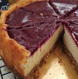 Cheesecake com coulis de frutos silvestres at Casinha Das Delícias Vegan in Santarem