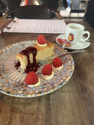 Käsekuchen und einfacher Espresso   at TWO SIX NINE in Frankfurt