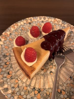 Käsekuchen mit Himbeersoße  at TWO SIX NINE in Frankfurt