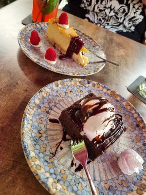 Hausgemachter Schokoladen Brownie und Hausgemachter Käsekuchen at TWO SIX NINE in Frankfurt