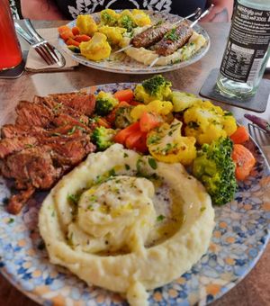 Kebab-Spieße und Beevsteak mit Kartoffelpüree und Gemüse at TWO SIX NINE in Frankfurt