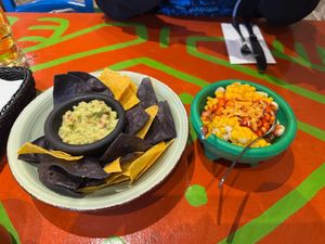 Nachos mit Guacamole und Elote 🌽 🥑   at Alebrijes in Frankfurt