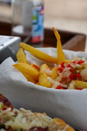 Papas fritas con salsa criolla  at El Puestito del Tío in Buenos Aires