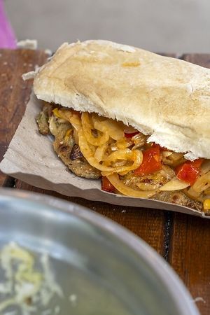 Sándwich de milanesa vegana con salteado de cebolla y morron caramelizado  at El Puestito del Tío in Buenos Aires