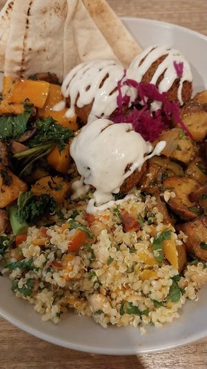 Veggie bowl with falafels or spicy tofu at Positive Déli in Versailles