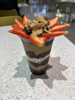 The Oak, topped with strawberries, blueberries, dates, cashews and 2x peanut butter😍  at Oakberry - Mall Of the Emirates in Dubai