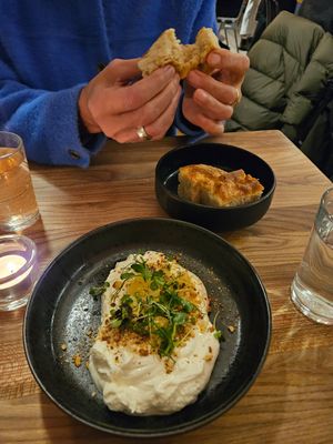Labneh (veganes Focaccia) at Blattgold in Hamburg