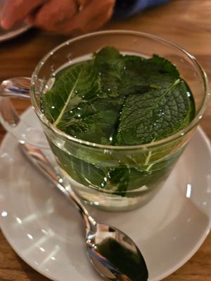 Frischer Minztee at Blattgold in Hamburg