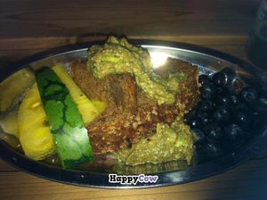 Gâteau patate douce, topping à l'avocat, melon et bleuets en accompagnement. at Propulsion Vegan Canteen in Montreal