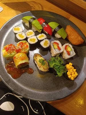 Eine Auswahl aus Tofu, Salat, Rettich, Avocado, Aubergine, Mais und Paprika at Sushi Ichi in Cologne