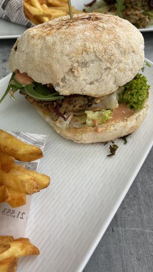 Veganer Burger + Pommes  at Scholastika in Achenkirch