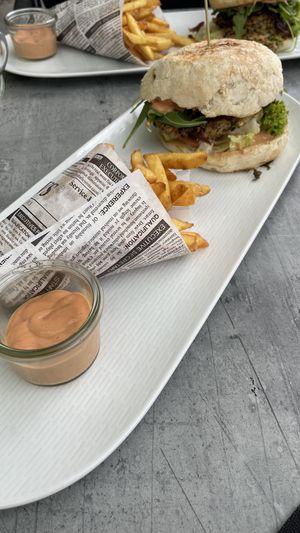 Veganer Burger + Pommes  at Scholastika in Achenkirch