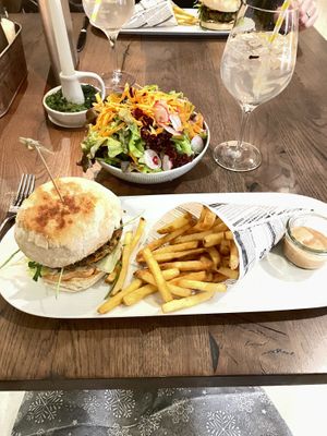 veganer Burger mit Pommes und Salat  at Scholastika in Achenkirch