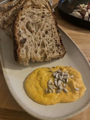Sauerteigbrot mit Tomatenbutter  at Unterfreunden in Luebeck