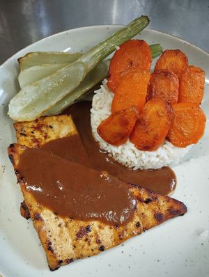 Tofu laqué & légumes at L'Univers de Maryan in Seraing