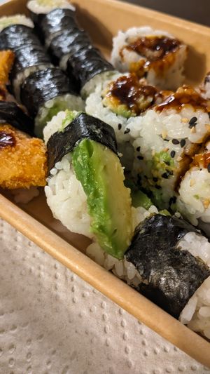 Nigiri con avocado at Sushiman  in Bologna