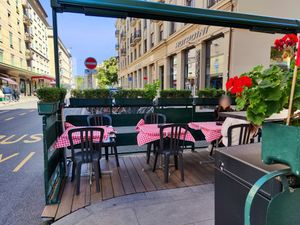 Outdoor seating at Auberge de Savièse in Geneva