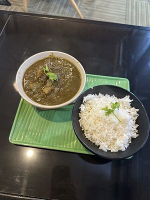 Veganes Aloo Palaak mit Kartoffeln, Spinat und Zwiebeln. Dazu Basmati Reis  at Maruthi Bhojan in Hoi An