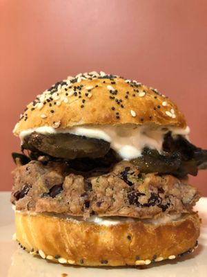 Burger 🍔 de mars : 
Bun fait maison / Galette végétale / champignons rôtis à l’ail et au persil / tombée d’épinard / pickles / cornichons / bacon végétale / sauce f at Horaé in Aix-en-provence