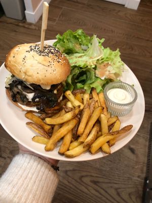 Burger et frites maison 🍟  at Horaé in Aix-en-provence