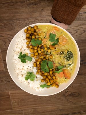 Curry de légumes au lait de coco et à la coriandre fraîche 🌿 
🥕 carottes / panais / choux fleurs / 🥔 pommes de terre / épinards / pois chiches grillés aux épices  at Horaé in Aix-en-provence