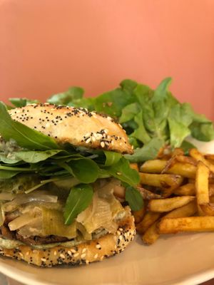 Burger d’Avril 🍔
Galette végétale, fondue de poireau à la crème et à la moutarde, pickles d’oignons, cornichons, roquette et bacon végétal - sauce façon béarnaise. at Horaé in Aix-en-provence