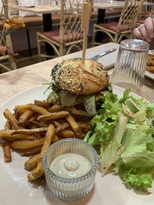 Burger poireaux et steak vegan avec haricots rouges   at Horaé in Aix-en-provence