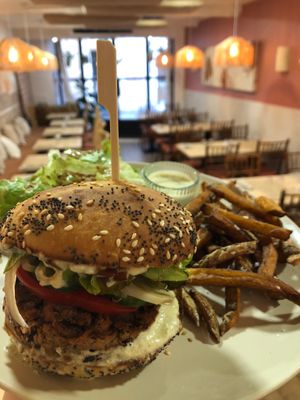 Burger de Mai 
• bun brioché Maison 
• salade 
• galette végétale 
• tomates anciennes 
• cornichons 
• pickles d’oignon 
• sauce crémeuse échalote et c at Horaé in Aix-en-provence