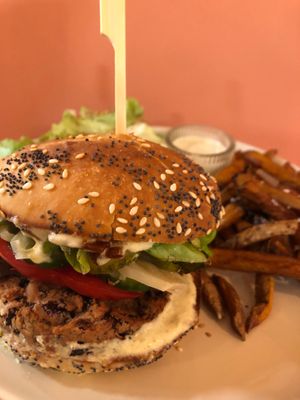 Burger de Mai 
• bun brioché Maison 
• galette végétale 
• salade 
• tomates anciennes 
• cornichons 
• pickles d’oignon 
• sauce crémeuse échalote et c at Horaé in Aix-en-provence