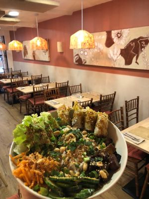 SOU BUN : 
• tagliatelles de riz 
• carottes râpées 
• concombre 
• tofu mariné 
• Nems aux légumes 
• sauce tamari et cacahuètes 
• toppings : coriandre, at Horaé in Aix-en-provence