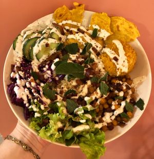 Bowl de Mai : 
• Quinoa 
• salade 
• chou rouge 
• pois chiches grillés aux épices 
• concombre 
• houmous de patates douces 
• Cromesquis 
• sauce blanch at Horaé in Aix-en-provence