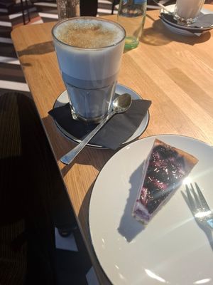 Danke für die Empfehlung! Der blueberry cheesecake ist unglaublich lecker und passt toll zum blue chai. Super liebes Personal trotz advert Stress ♥️ at Mayersche   in Cologne