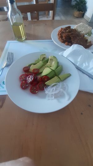 Ensalada y cabrito vegano at EcoFusion in Trujillo