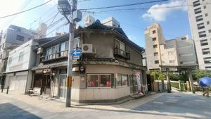 You buy the coffee on the left, seats on the right (confirm before ordering) at Pathfinder Xnobu - Osaka Tenmangu in Osaka