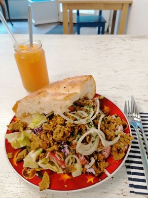 Seitan Döner & Pinki at Cafe Fleischlos in Essen