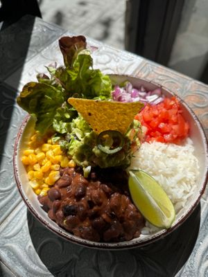 Mexican vegan bowl at Viatger Café in Barcelona