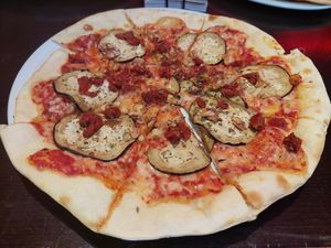 Sun dried tomatoes, aubergine, wallnuts and vegan cheese at BisuPizza in Madrid