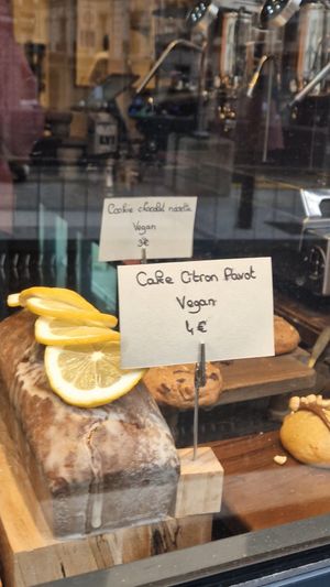 Gâteaux en vitrine, vegan en très grande majorité, avec des options sans gluten. at Helen's Book in Paris